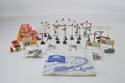 Lot 216 - Hornby-Dublo and other makers 00 Gauge 2 and 3 Rail Accessories (qty)