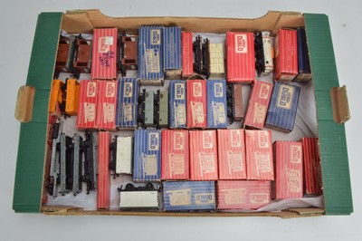Lot 230 - Hornby-Dublo 00 Gauge boxed and unboxed 2-3 Rail Super Detail Goods Rolling Stock (42)