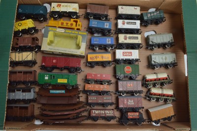 Lot 231 - Wrenn 00 Gauge unboxed Wagons NTG Loco body and empty wagon box (40)