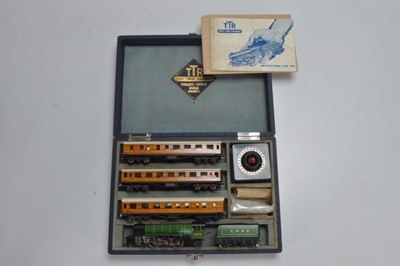 Lot 233 - Trix OO Gauge 3-Rail AC LNER green 'Flying Scotsman' Presentation Set