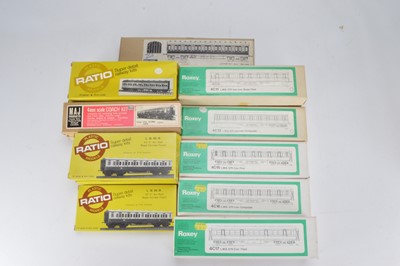 Lot 249 - 00 Gauge Roxey Mouldings Ratio MAJ and Mallard Coach kits (17)