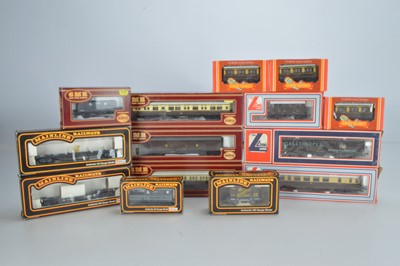 Lot 274 - Lima Airfix Mainline and other GWR liveried Railcar and rolling stock in original boxes 00 gauge (14)