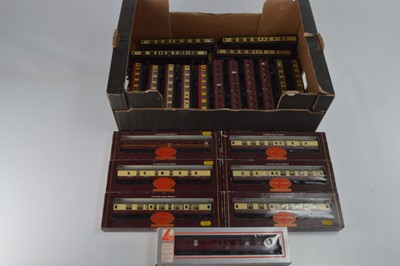 Lot 286 - Hornby Lima Bachmann coaches in BR liveries (22)