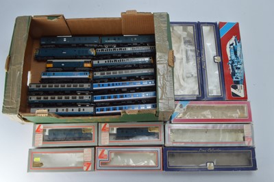 Lot 287 - Lima Diesel Locomotives and coaching stock in BR blue liveries (19)