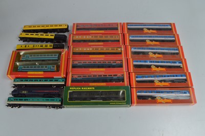 Lot 313 - Hornby Replica and other 00 gauge Railbus and modern coaches (19)