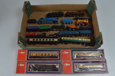 Lot 318 - Lima Hornby and other 00 gauge Locomotives and rolling stock with some Thomas themed items (21)