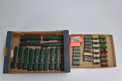 Lot 335 - Tri-ang Hornby Dublo Passenger and goods Multiple units and wagons 00 gauge (41)