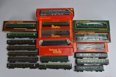 Lot 339 - Hornby Trix and other Diesel Multiple Units and coaches all in green liveries 00 gauge (20)