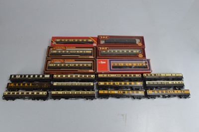 Lot 343 - Mainline Lima and other 00 gauge Coaches in chocolate and cream liveries (18)