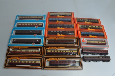 Lot 344 - Mainline Hornby and other 00 gauge Coaches  (19)