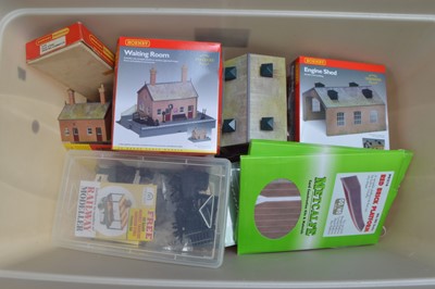 Lot 369 - Bachmann Hornby Metcalfe 00 gauge Track and accessories (qty in 1 box)