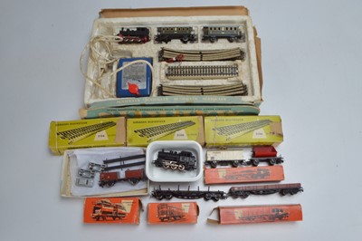 Lot 417 - Marklin H0 Train set with extra Rolling stock and track (10)