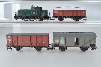 Lot 420 - Marklin Rivarossi Diesel Locomotive and wagons H0 gauge(4)