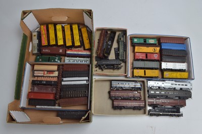 Lot 427 - Assorted US outline H0 gauge Diesel Locomotives coaches and wagons (43)