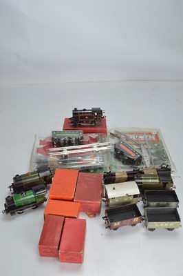 Lot 470 - A qty of Hornby and similar O gauge locomotive and rolling stock (17)