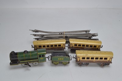 Lot 476 - Hornby O Gauge No 490 Locomotive and Tender with three coaches and circle of track (11)
