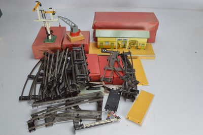 Lot 478 - Hornby O Gauge No 3 station building with Platform Crane and Junction Signal No 2 in original boxes with a further signal, rolling stock and track (44)
