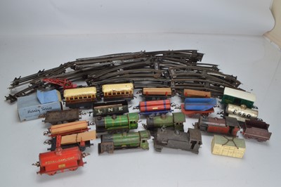 Lot 483 - Hornby O Gauge Locomotives, rolling stock and track (127)