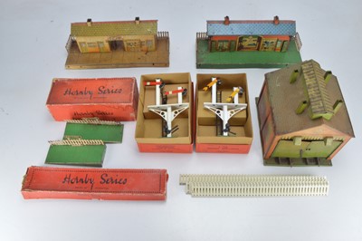 Lot 517 - A qty of Hornby O Gauge buildings and accessories (2 Boxes)