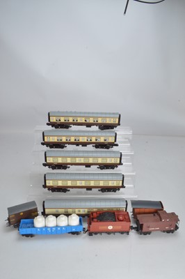 Lot 571 - Lionel O Gauge BR Western Region coaches and similar rolling stock (10)