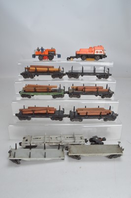 Lot 572 - Lionel O Gauge rolling stock together with  track cleaning car and No 50 Gang car (11)