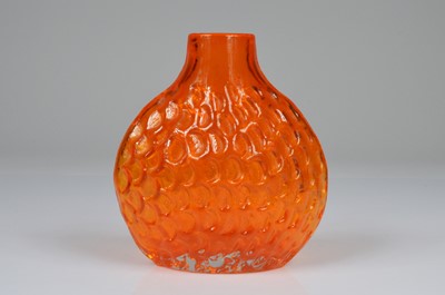 Lot 4 - A c1970s Whitefriars tangerine coloured "Onion" glass vase designed by Geoffrey Baxter