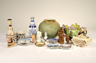 Lot 82 - A mixed lot of European ceramics