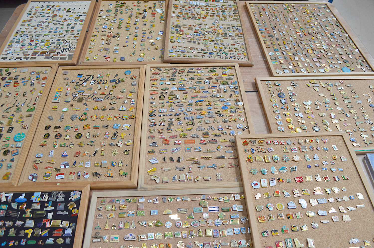 Lot 76 - An extensive collection of modern lepel badges