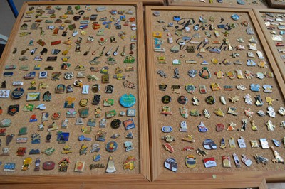 Lot 76 - An extensive collection of modern lepel badges