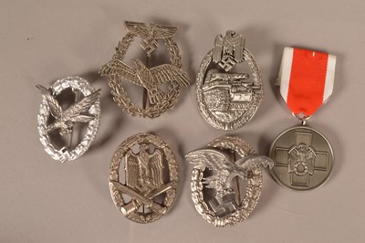 Lot 568 - A small collection of German badges