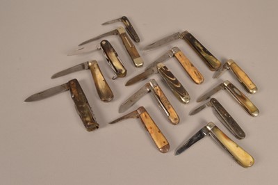 Lot 720 - An assortment of horn and wooden handled pocket knives