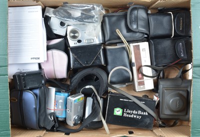 Lot 197 - A Tray of Compact Cameras