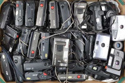 Lot 523 - A Tray of Olympus Compact Cameras