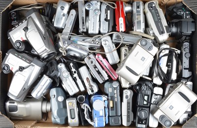 Lot 533 - A Tray of Compact Digital Cameras