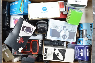 Lot 542 - A Tray of Camera Related Accessories