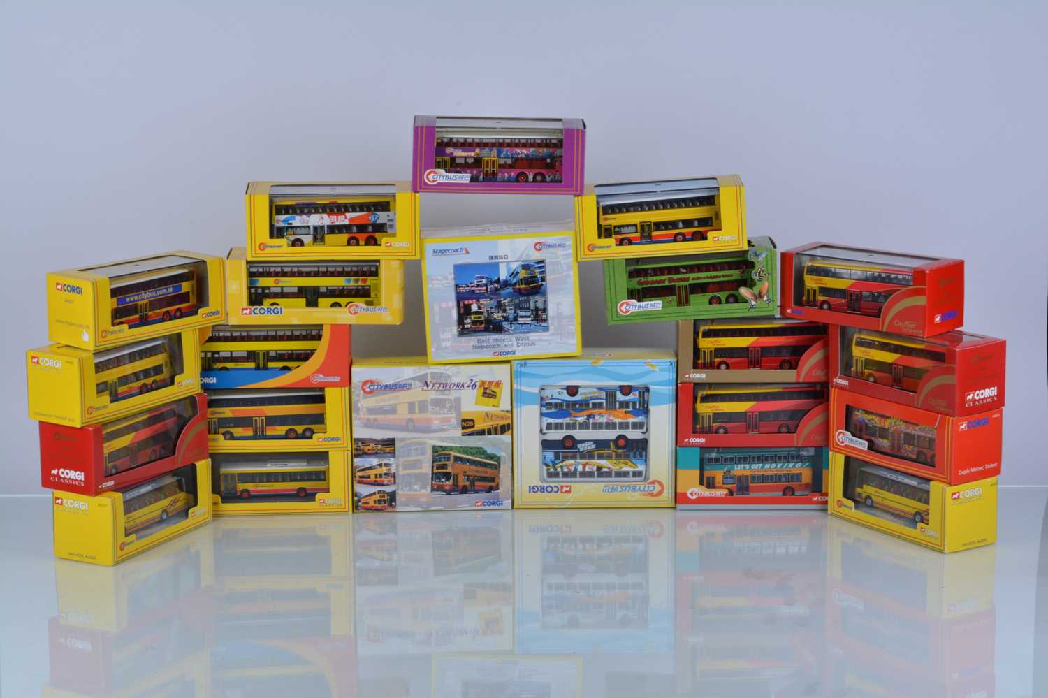 Lot 13 - Corgi 1:76 Scale Far Eastern Buses (22)