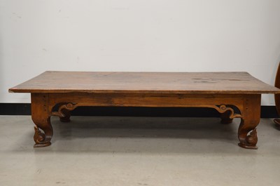 Lot 81 - A 20th century hardwood coffee table