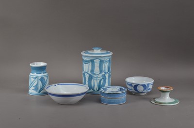 Lot 165 - A collection of Aldermaston pottery items