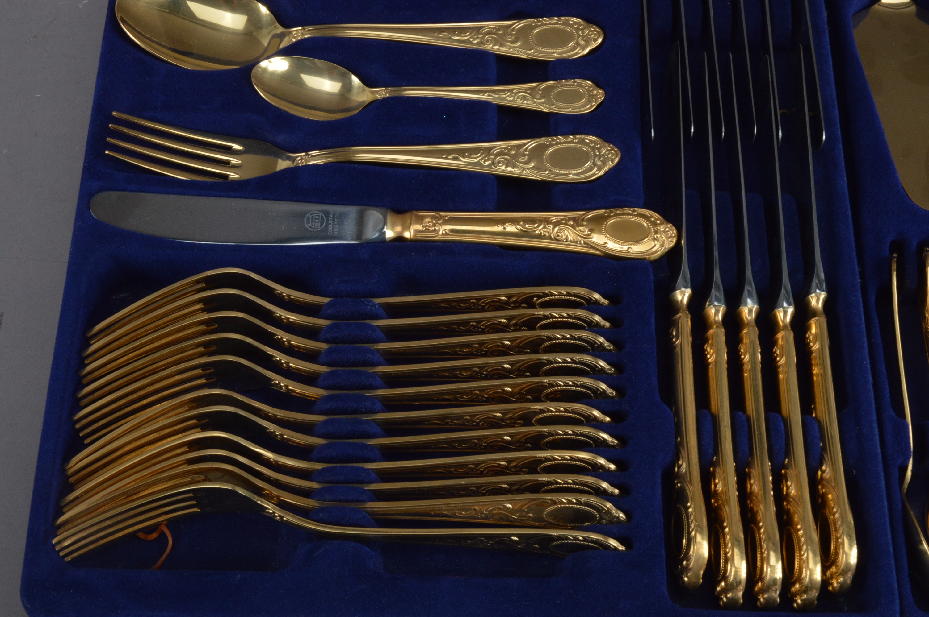 Lot 400 - A 23/24 Karat Hartvergoldet cutlery set by