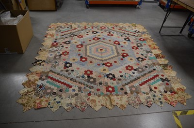 Lot 421 - An early 20th century patchwork quilt