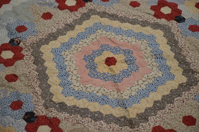 Lot 421 - An early 20th century patchwork quilt
