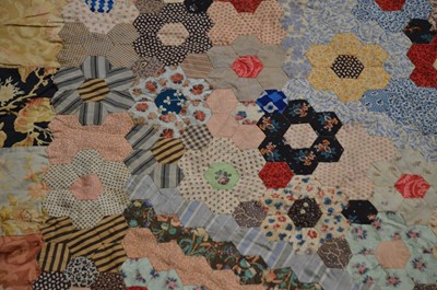 Lot 421 - An early 20th century patchwork quilt