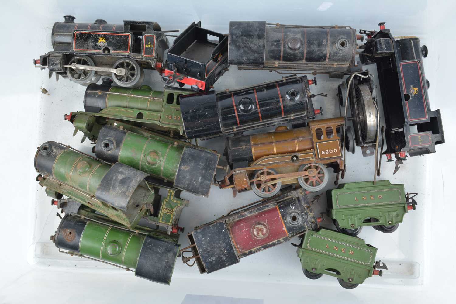 Lot 28 - Playworn Hornby 0 gauge post-war clockwork Locomotive projects (qty)