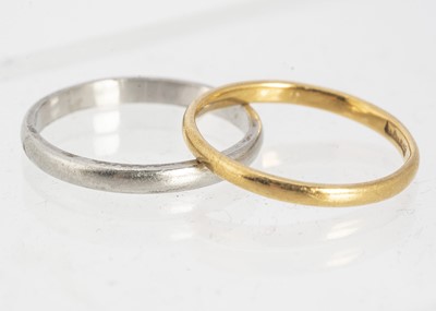 Lot 10 - A thin platinum wedding band