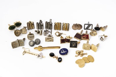 Lot 24 - A pair of 9ct gold cufflinks