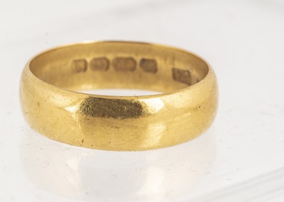 Lot 26 - A 22ct gold wedding band