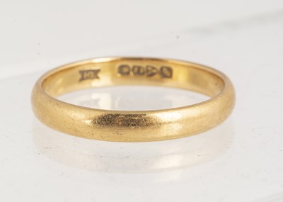 Lot 29 - A 22ct gold wedding band
