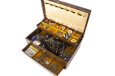 Lot 35 - A collection of costume jewels