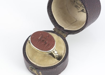 Lot 36 - An antique oval intaglio ring