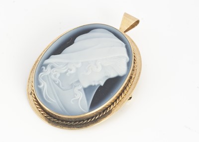 Lot 39 - A contemporary glass cameo brooch/pendant